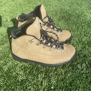Vintage Nike ACG Air Boots Women 7.5 Brown Leather Winter Hiking Trail Boot